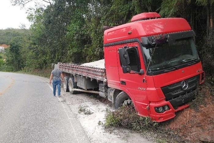 Caminh�o perde controle e se choca contra barranco, em Botuver�