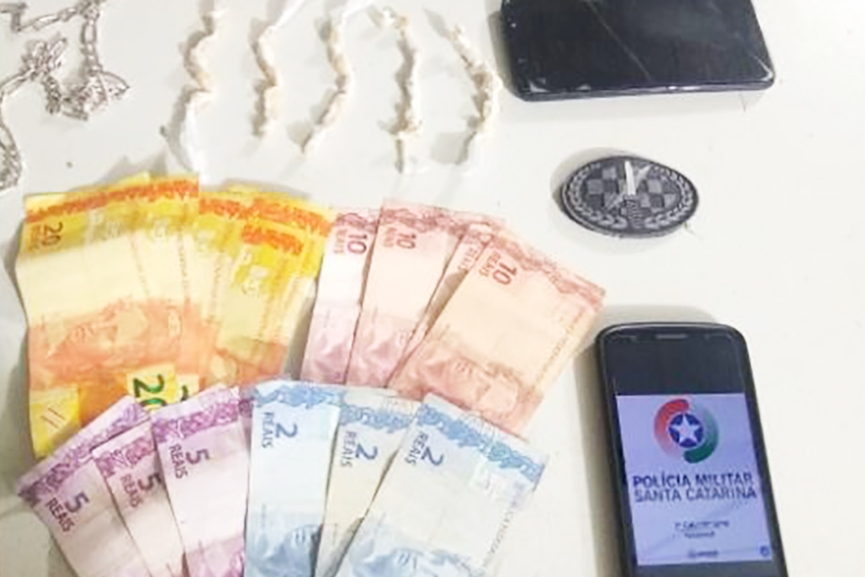 Mulher tenta fugir da pol�cia, pula muro e � presa com 30 pedras de crack em Gaspar
