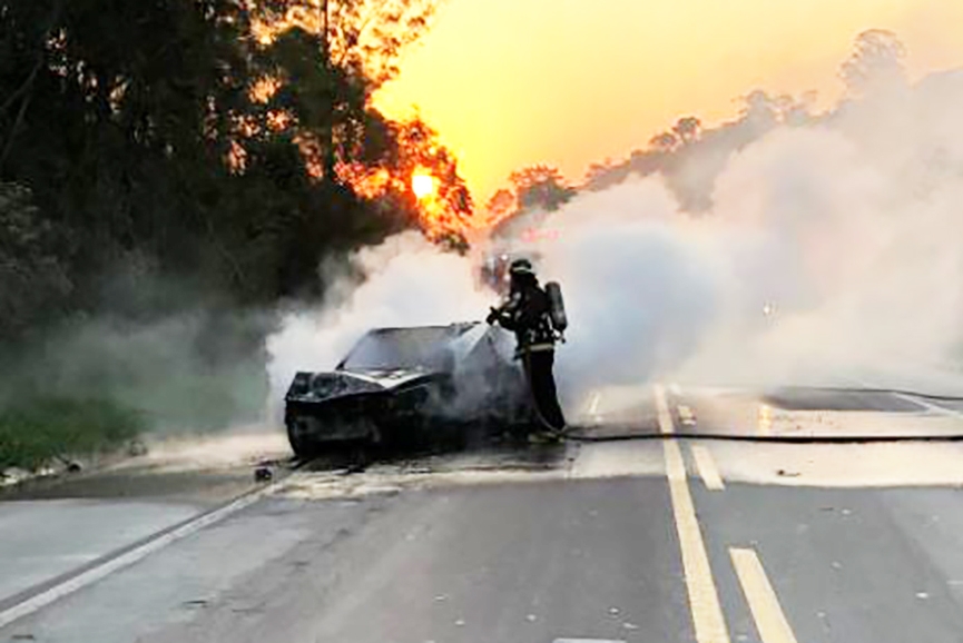 Carro � destru�do por inc�ndio em acidente na BR-470, em Ilhota