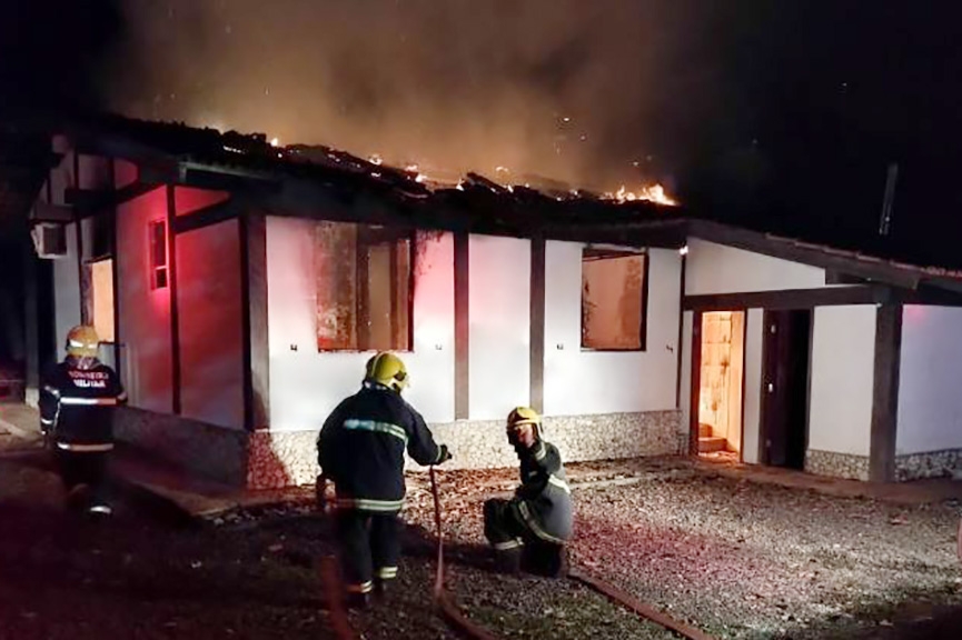 Bombeiros de Gaspar controlam inc�ndio em resid�ncia no bairro Belchior Baixo