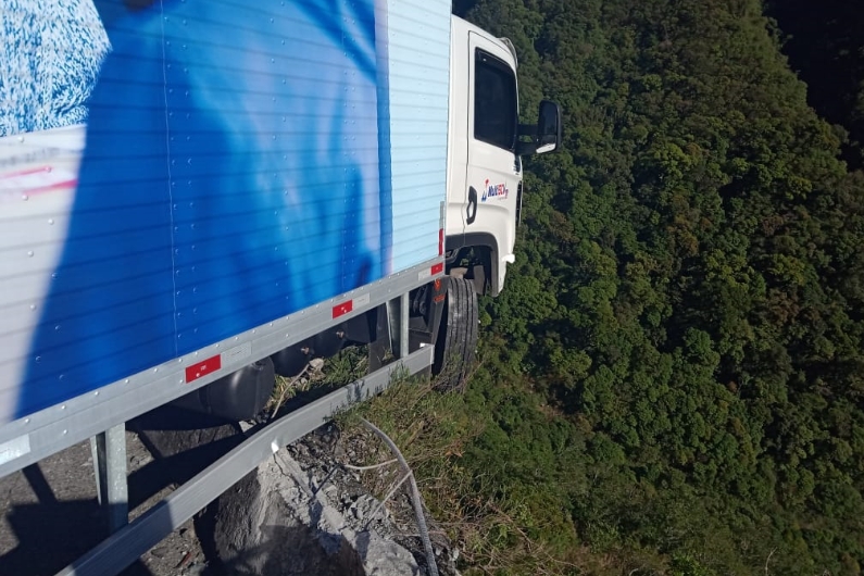 Caminh�o perde freio e fica pendurado em precip�cio na Serra do Rio do Rastro