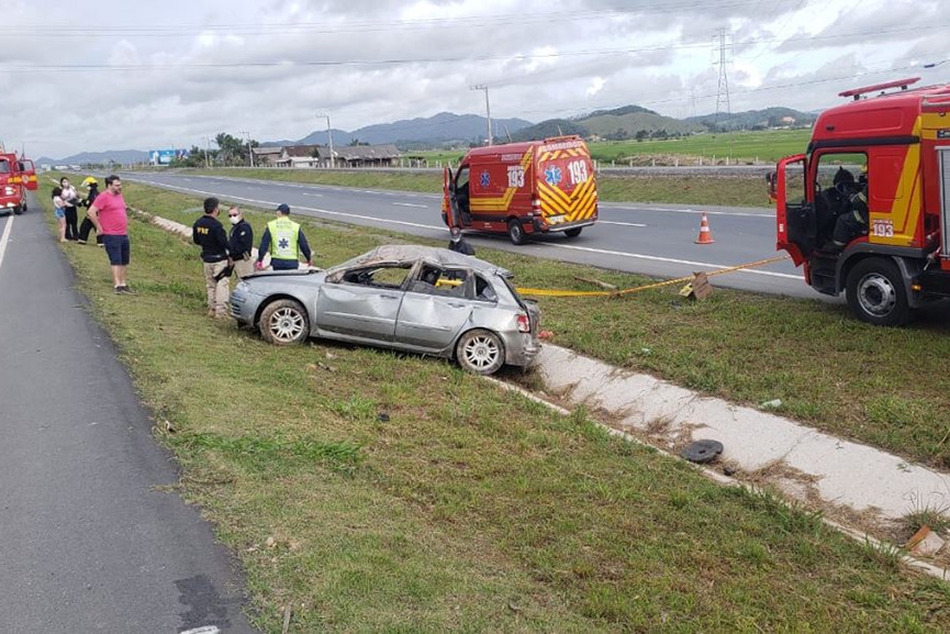 Colis�o seguida de capotamento deixa dois feridos na BR-470, entre Gaspar e Ilhota