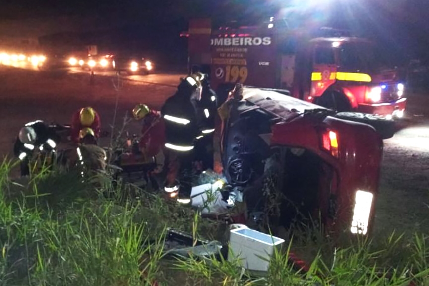 Jovem fica inconsciente ap�s capotamento na BR-470, em Ilhota