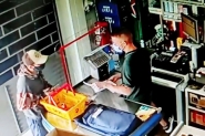V�deo mostra assalto a mercado do bairro Belchior Alto, em Gaspar