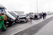 Engavetamento entre quatro carros e um caminh�o interdita BR-101, em BC