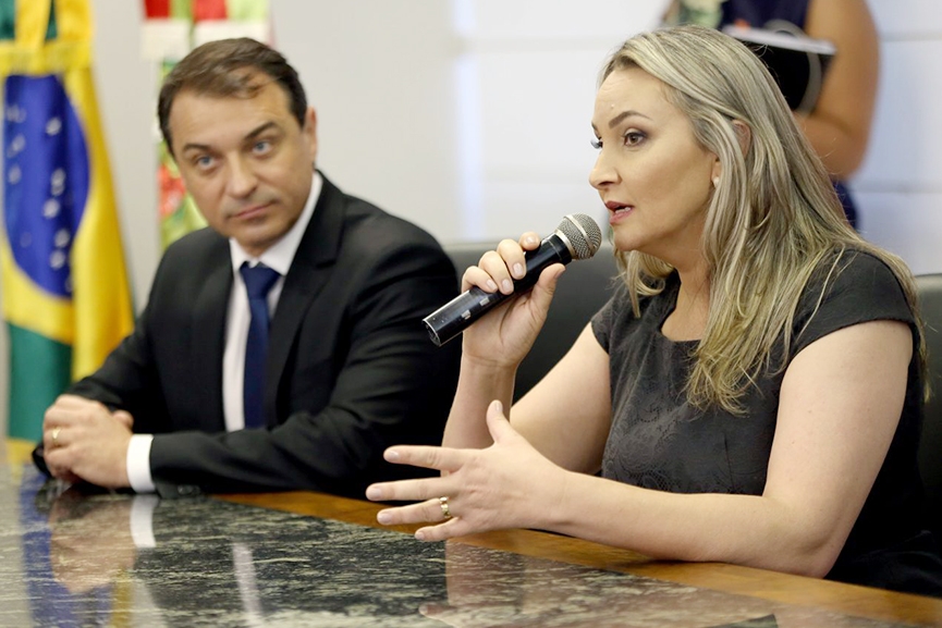 Mois�s ser� afastado por 180 dias e Daniela Reinehr assume governo de SC