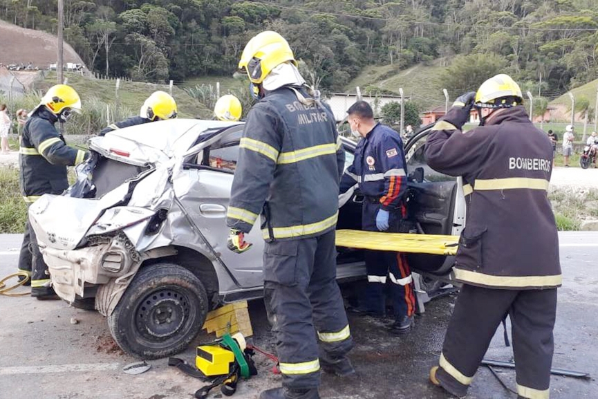 Capotamento na BR-470 deixa homem, mulher e crian�a feridos em Gaspar