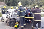 Capotamento na BR-470 deixa homem, mulher e crian�a feridos em Gaspar