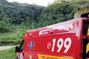 Bombeiros de Ilhota resgatam mulher que fraturou a perna durante trilha no Morro do Ba�
