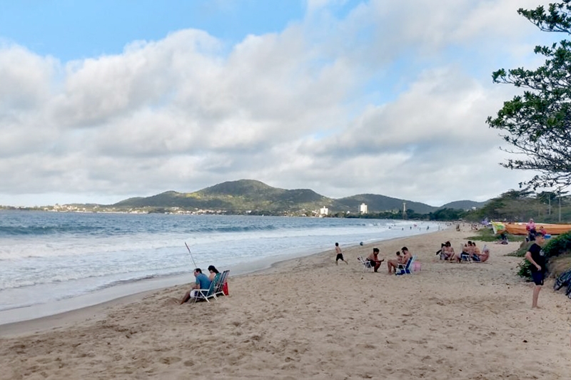 Homem morre e outras duas pessoas s�o encaminhadas ao hospital ap�s afogamento em Penha