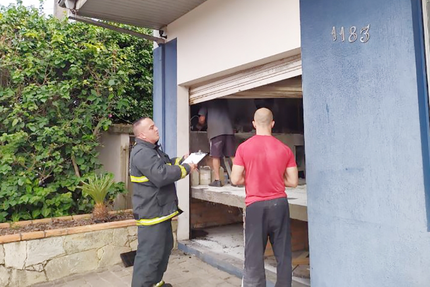 Princ�pio de inc�ndio atinge empresa de m�quina de costuras em Gaspar
