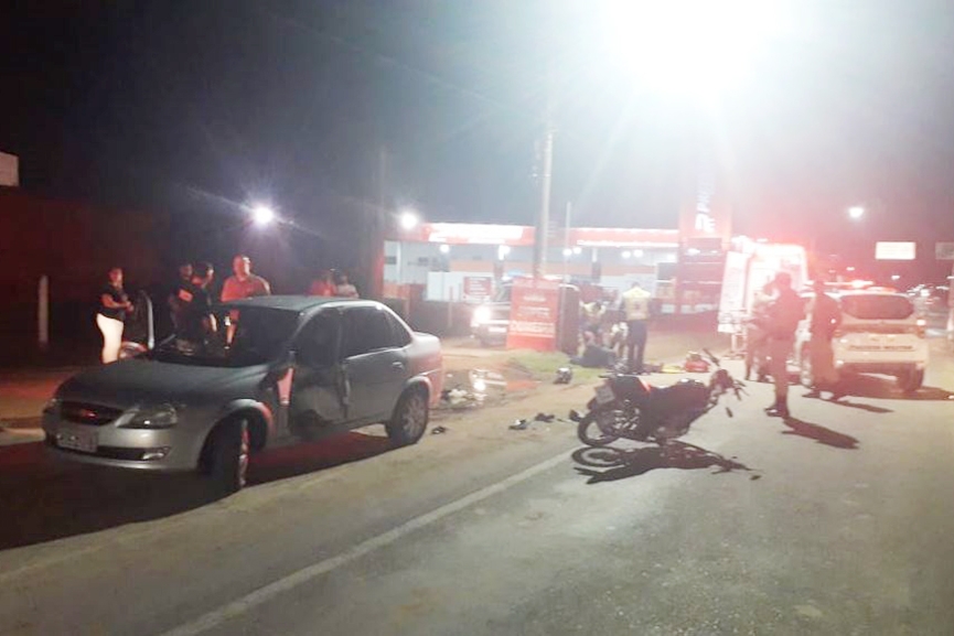 Colis�o entre carro e moto deixa tr�s feridos na Avenida Frei Godofredo, em Gaspar
