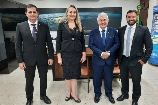 SC firma projetos de preven��o a desastres naturais e sobre ensino de C&T nas escolas