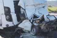Duas pessoas morrem em acidente entre caminh�o, carro e moto na BR-470, em Ilhota