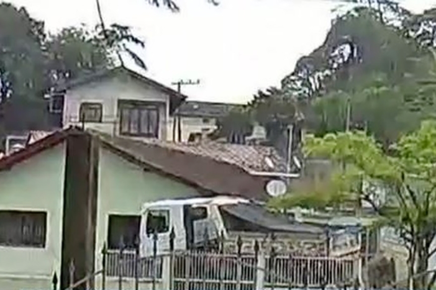 Caminhão desgovernado atinge casa em São Francisco do Sul