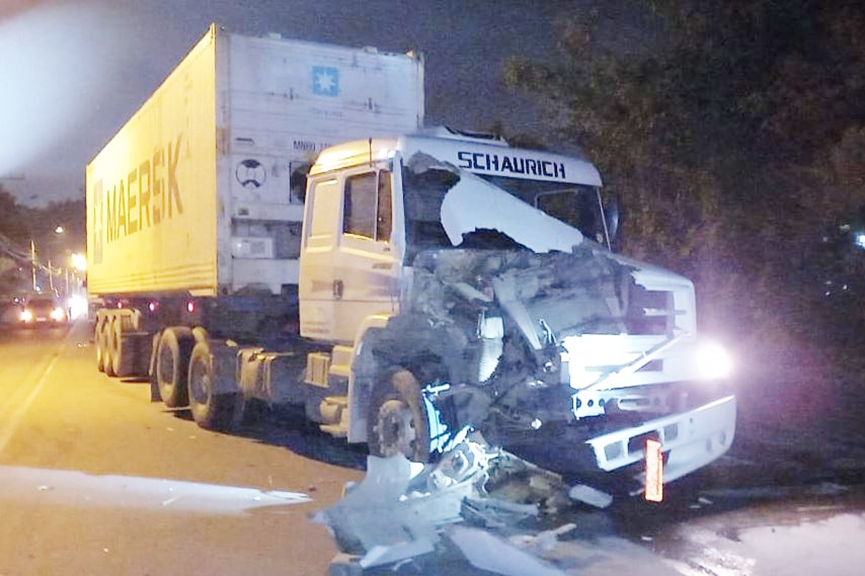 Carro e caminh�o batem e acidente resulta em colis�o traseira entre carretas em Ilhota