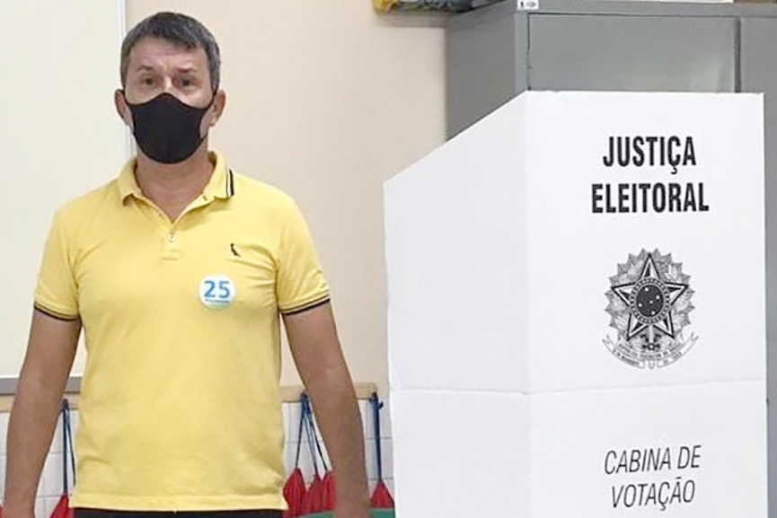 Candidato Wanderlei Knopp vota na Escola Ol�mpio Moretto, no Gaspar Grande