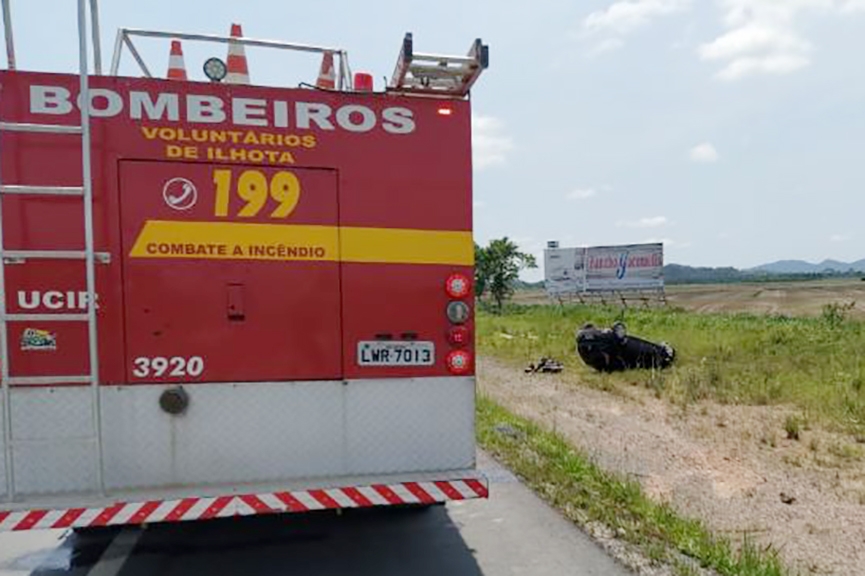 Carro com dois adultos e uma crian�a capota na BR-470, em Ilhota