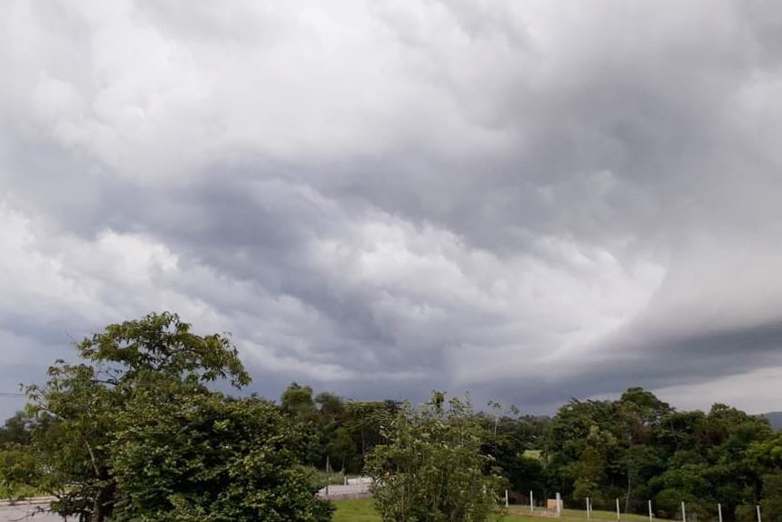 Previs�o indica temporal com rajadas de vento e descargas el�tricas em Gaspar