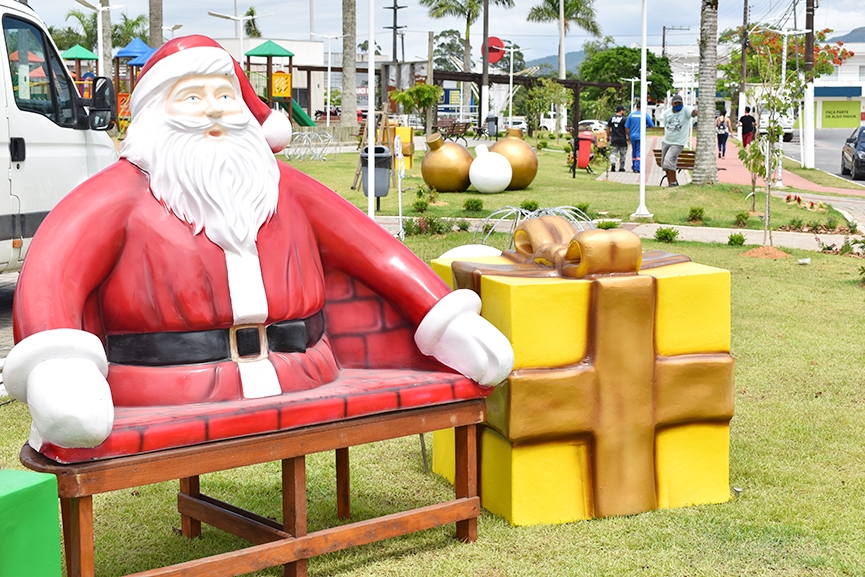 Decora��o de Natal come�a a ser instalada em Ilhota