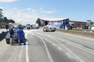 Batida entre carreta, carros e utilit�rio deixa tr�nsito interditado na BR-101, em Pi�arras