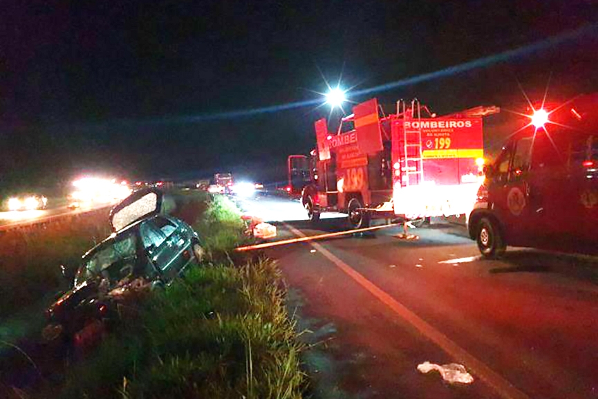 Acidente entre carro e duas motos deixa tr�s feridos na BR-470, em Ilhota