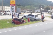 Homem fica preso �s ferragens em acidente na BR-470, Gaspar