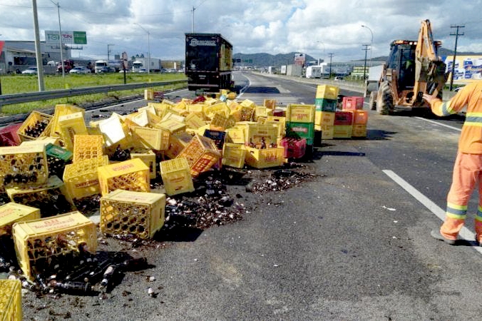 Carga de cerveja ca�da sobre a rodovia interdita BR-101, em Itaja�
