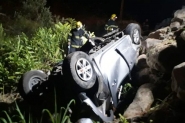 Colisão termina com morte de casal após carro cair em ribanceira na BR-470, em Gaspar