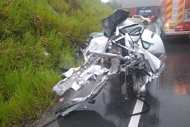 Acidente entre carro e caminh�o mata quatro pessoas no Norte de SC