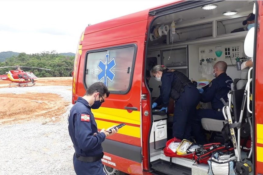 Homem que caiu de telhado em Gaspar segue internado na UTI e quadro � est�vel