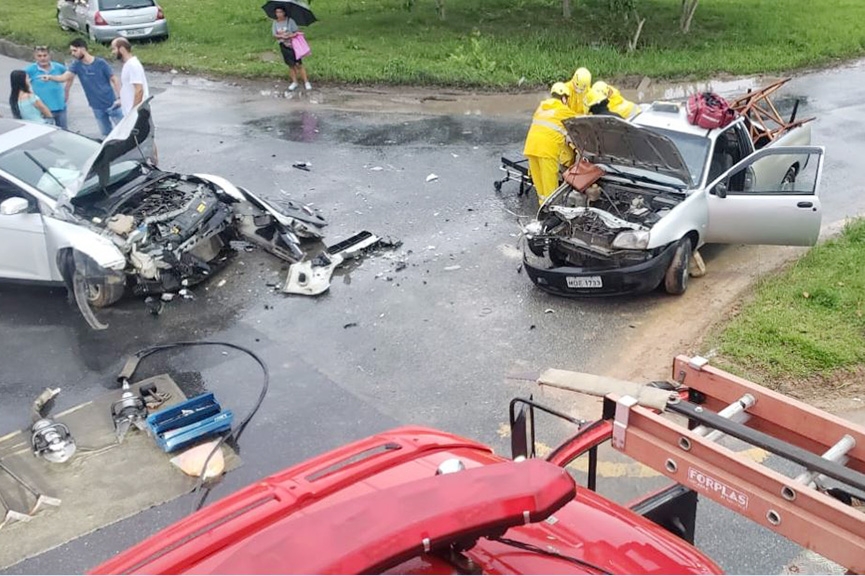 Acidente no trevo de acesso � ponte de Ilhota deixa homem ferido