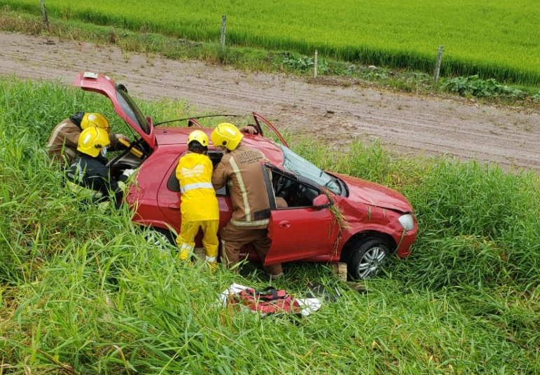 Mulher e crian�a s�o levadas ao hospital ap�s carro capotar na BR-470, em Ilhota