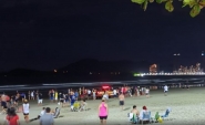 Quatro adolescentes se afogam e um morre na praia central de Balneário Camboriú