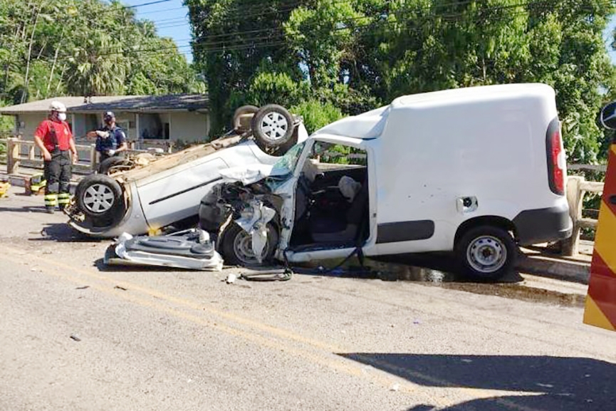 Carro capota em grave acidente de tr�nsito em Blumenau
