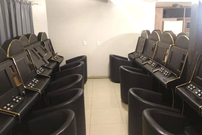 Pol�cia fecha cassino clandestino e apreende 26 m�quinas ca�a-n�queis em Blumenau
