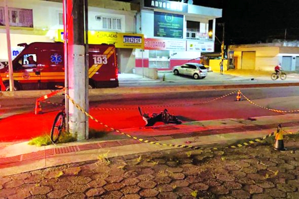 Menino cai de bicicleta com o pai e morre atropelado por �nibus em Itaja�