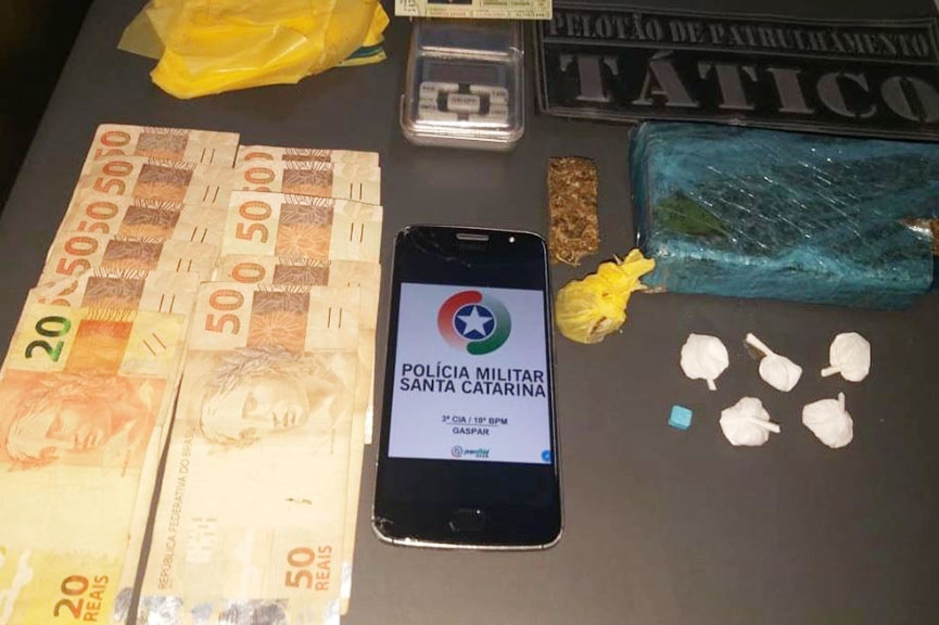 Homem de 44 anos � preso com coca�na e maconha no bairro Coloninha, em Gaspar