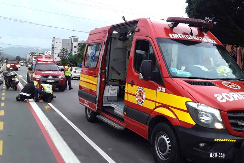Quinta-feira come�a com acidente de tr�nsito na rua Itaja�, em Gaspar