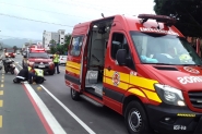 Quinta-feira come�a com acidente de tr�nsito na rua Itaja�, em Gaspar