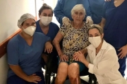 Mulher de 100 anos recebe alta após ficar internada com coronavírus em SC