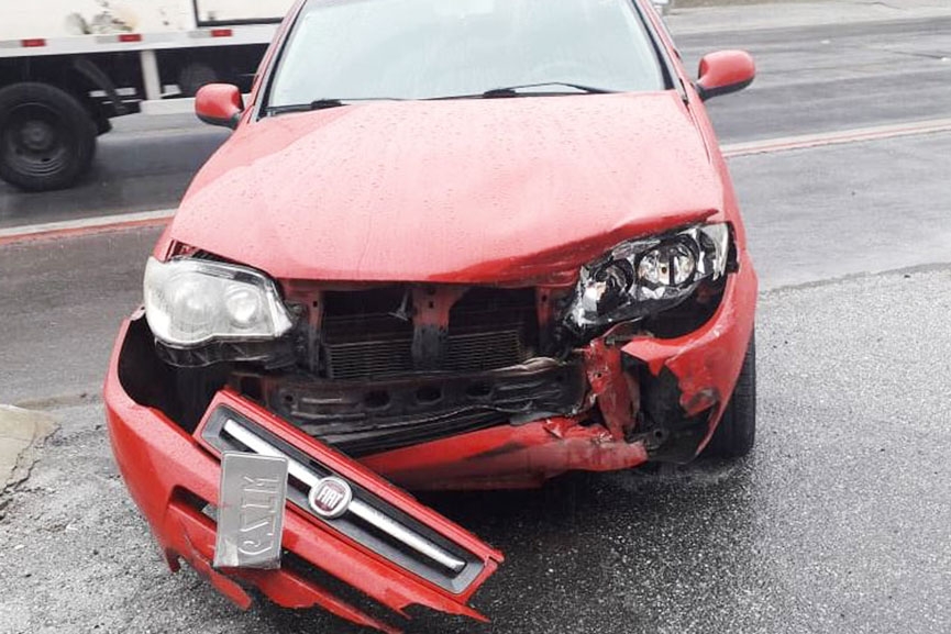 Colis�o entre carros deixa mulher ferida no bairro Bela Vista, em Gaspar