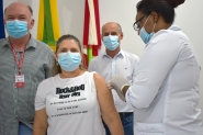Ilhota inicia vacina��o contra o Covid-19 imunizando t�cnica em enfermagem