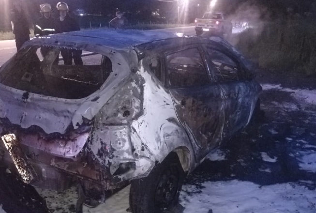 Carro � totalmente destru�do por inc�ndio causado por pane el�trica em Ilhota