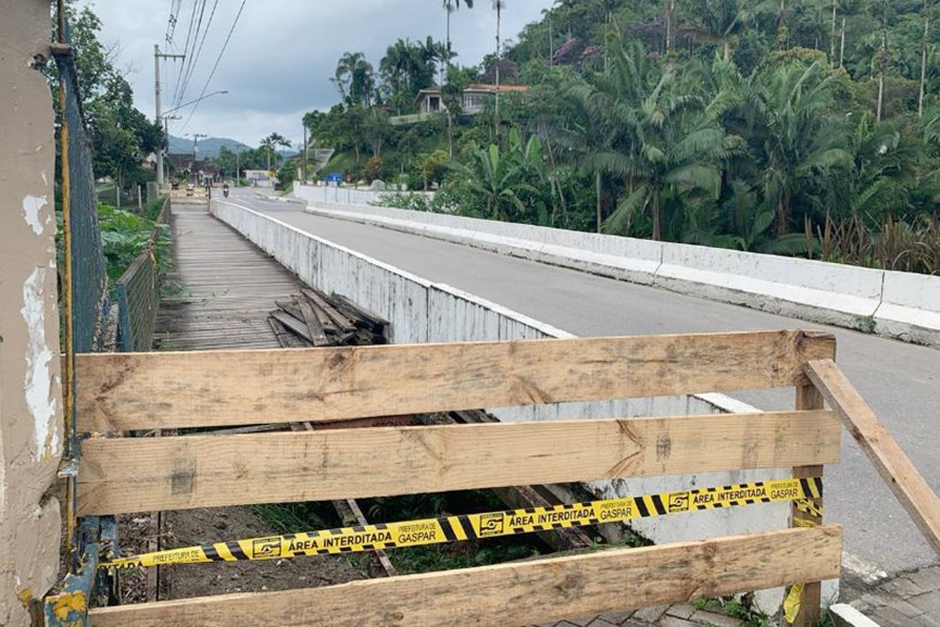 Ponte que liga rua Itaja� ao Centro de Gaspar fica em meia pista por tempo indeterminado