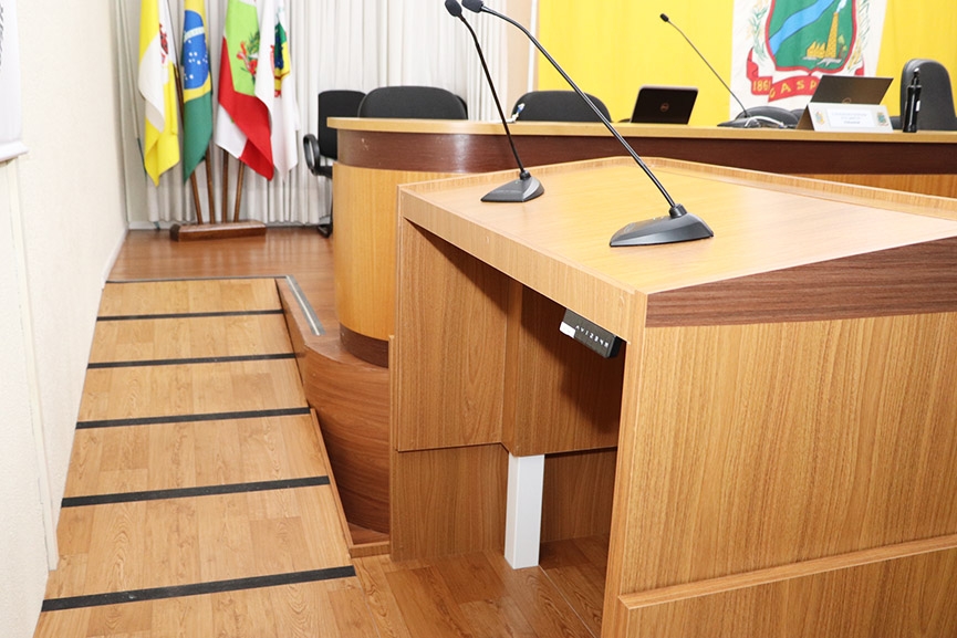 Acessibilidade da C�mara de Gaspar pronta para receber vereador cadeirante