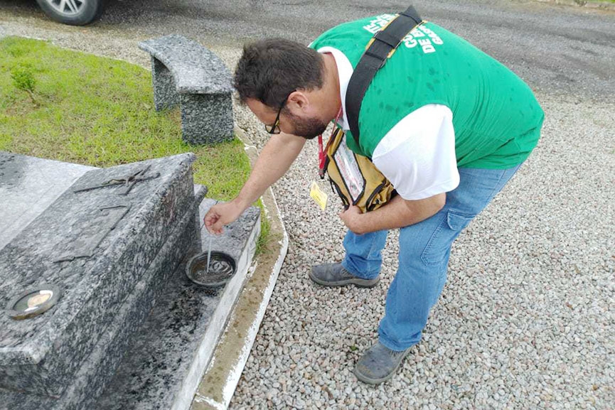 Tr�s focos do mosquito Aedes aegypti s�o encontrados nos bairros Barrac�o e Centro, em Gaspar