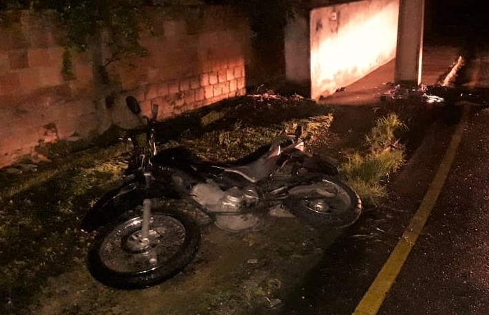 Motociclista morre ap�s colidir contra poste no bairro Margem Esquerda