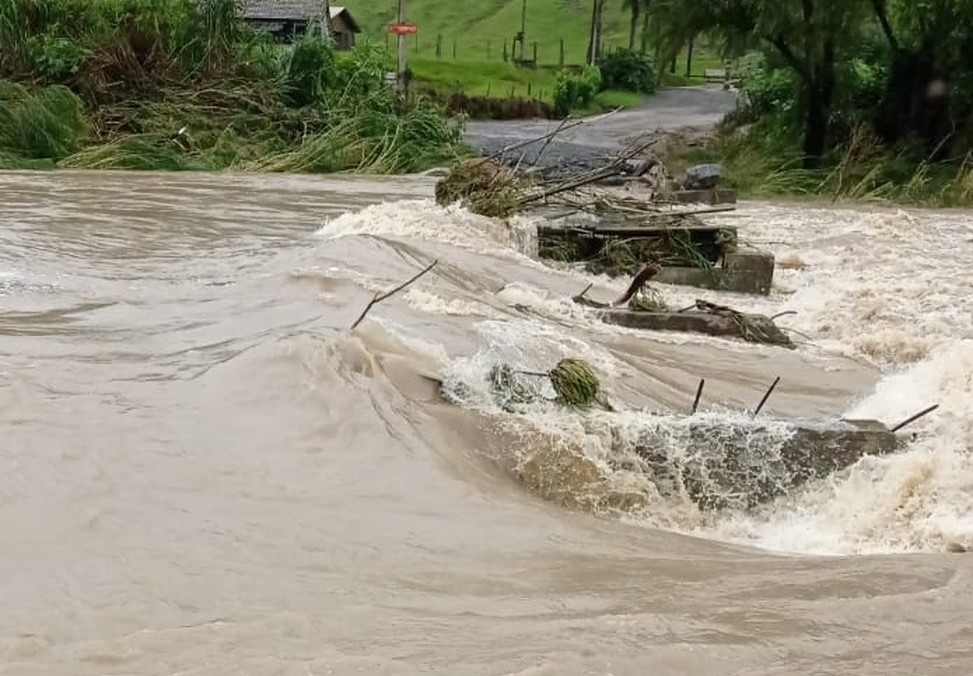 Cerca de 2,5 mil pessoas ficam isoladas ap�s 14 pontes serem destru�das na Grande Florian�polis
