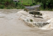 Cerca de 2,5 mil pessoas ficam isoladas ap�s 14 pontes serem destru�das na Grande Florian�polis